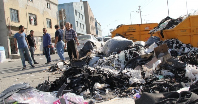 İzmir&#039;in göbeğinde çöp dağları
