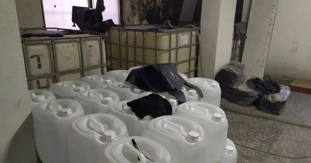 Kaçak içki operasyonunda tonlarca etil alkol ele geçirildi