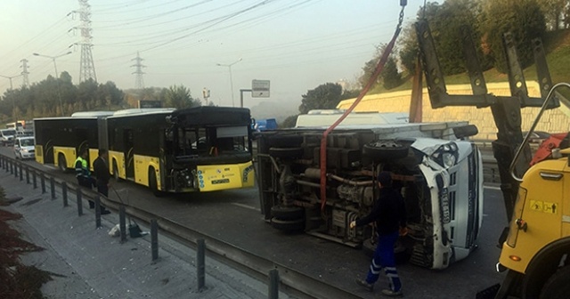 Kağıthane&#039;de otobüs kamyonete çarptı: 1 yaralı