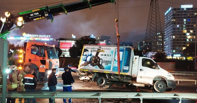 Kamyonet kazada yan yattı! 3 kişi yara almadan kurtuldu