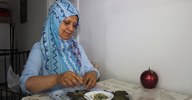 Kanser hastası kadın sardığı sarmalarla öğrencilere burs veriyor