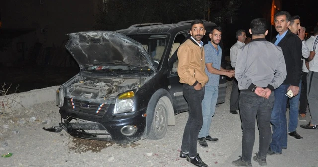 Karşıdan gelen araca çarpmamak için duvara çarptı
