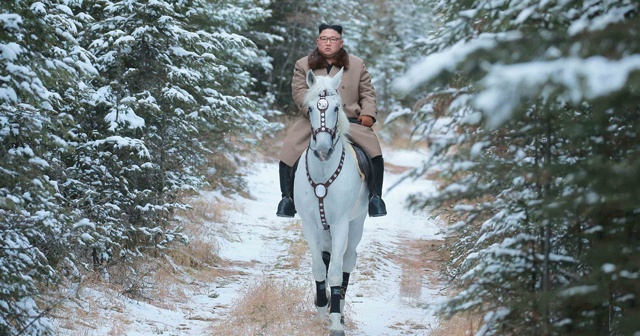 Kim’den dünyaya dağın zirvesinde mesaj