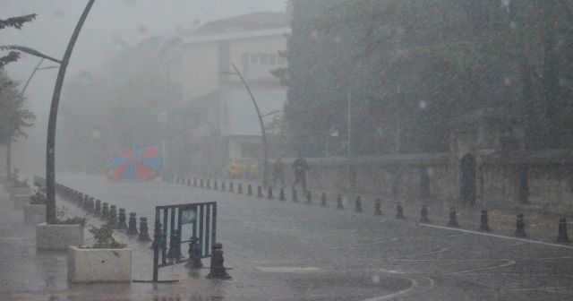 Kırklareli&#039;de beklenen yağış şiddetli başladı! İstanbul&#039;a doğru geliyor