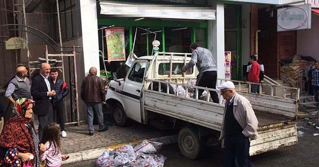 Kontrolden çıkan kamyonet markete daldı