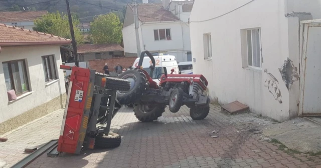 Kontrolden çıkan traktör devrildi; 2 yaralı