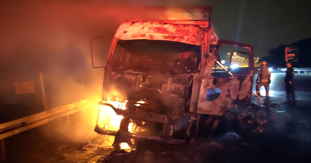 Kuzey Marmara otoyolunda yüklü araç alev alev yandı