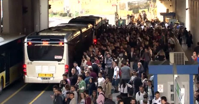 Metrobüs durağında insan seli