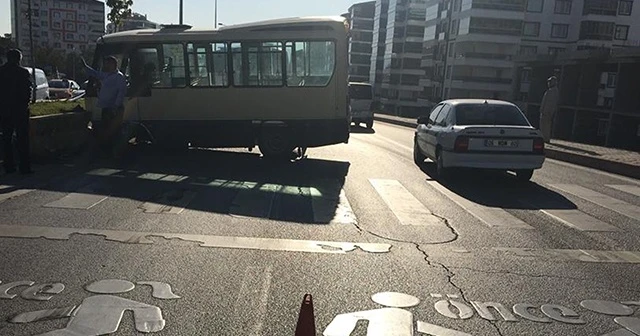 Minibüs önce yayaya, sonra refüje çarptı