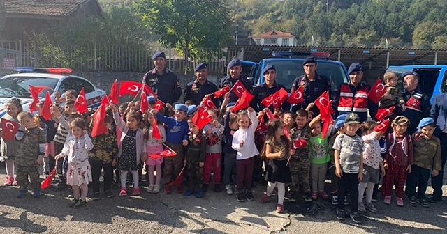 Minik öğrencilerden askerlere moral ziyareti