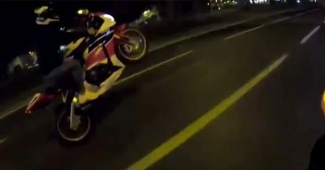 Motosikletli maganda 200 kilometre hızla tek tekerlek üzerinde gitti