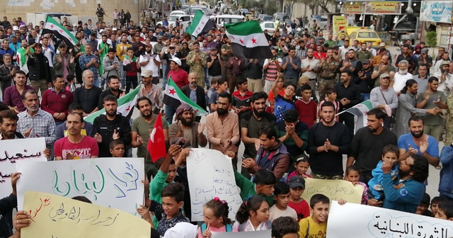 Münbiç&#039;te yaşayanlar Esad rejimini protesto etti