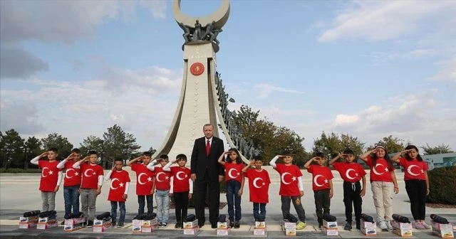 Öğrenciler Cumhurbaşkanı Erdoğan&#039;ı asker selamıyla karşıladı