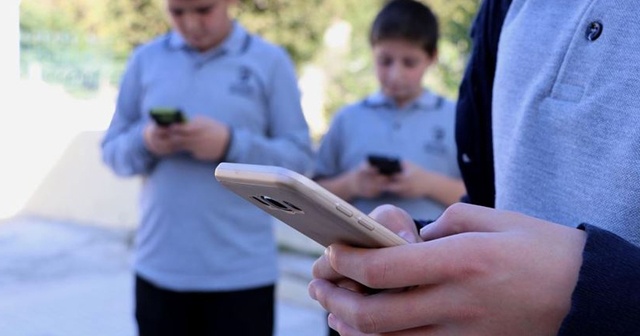 Öğrenciler okulda cep telefonu kullanamayacak