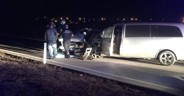 Otomobil ile minibüs çarpıştı: 2 ölü, 11 yaralı