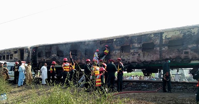 Pakistan&#039;da yolcu treni alev aldı