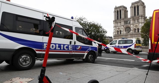 Paris&#039;te polis merkezine saldırı: 4 ölü