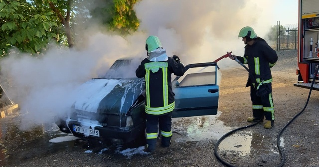 Park halindeki otomobil yanarak kullanılamaz hale geldi