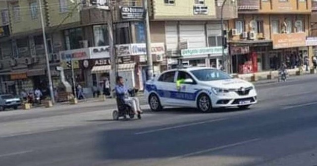 Polis engelli vatandaşa kalkan oldu