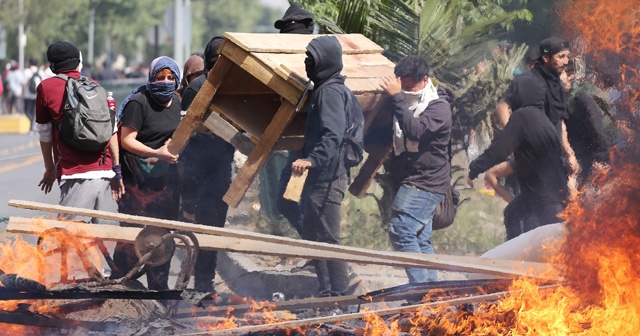 Protestolarda süper market yakıldı: 3 ölü