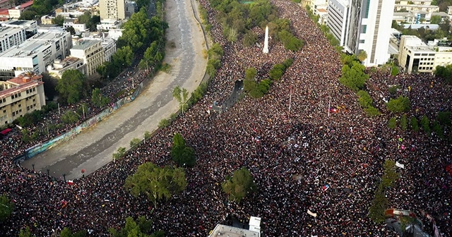 Protestoların durmadığı ülkede başkan kabinenin istifasını istedi