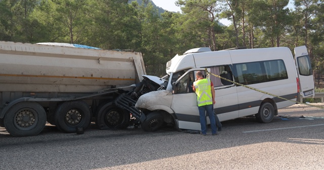 Rus mühendisleri taşıyan minibüs kaza yaptı: 2 ölü, 11 yaralı