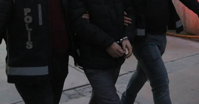 Şakalaşmak için aracını arkadaşlarının üzerine sürdü gözaltına alındı!