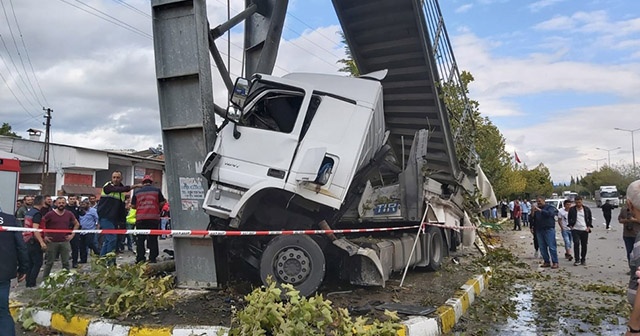 Sakarya Pamukova&#039;da tır durağa daldı: 1&#039;i çocuk 2 ölü, 3 yaralı