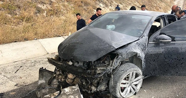 Seyir halindeyken lastiği patlayan araç kaza yaptı