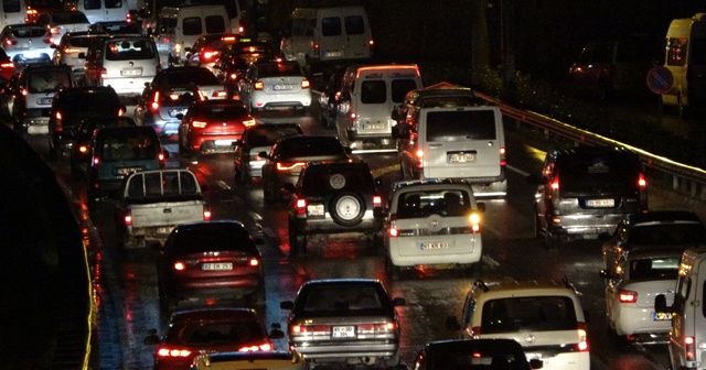 Şiddetli yağış sonrası trafik kilitlendi