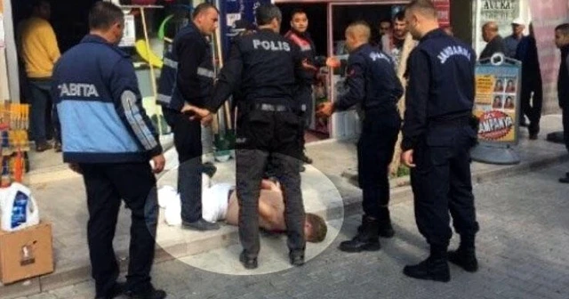 Sokak ortasında dehşet! Bir anda kendini jiletlemeye başladı
