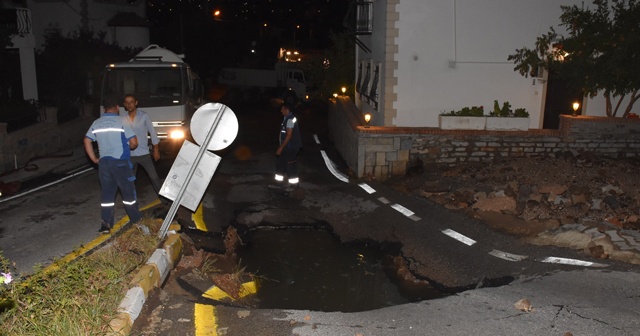 Su borusu bomba gibi patladı, ortalık savaş alanına döndü