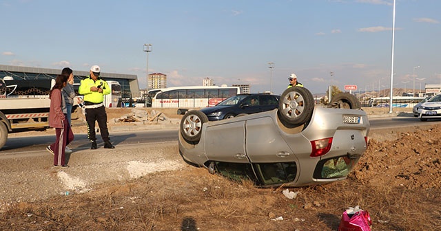 Takla atan otomobilden burunları bile kanamadan çıktılar