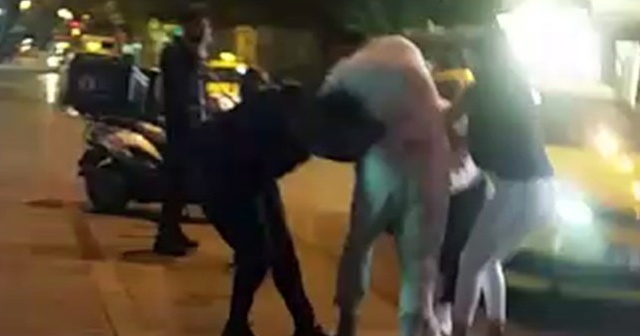 Taksim’de iki kadının saç saça baş başa kavgası kamerada