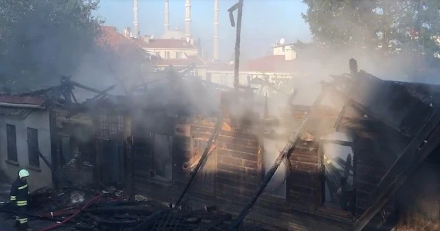 Tarihi konak kül oldu