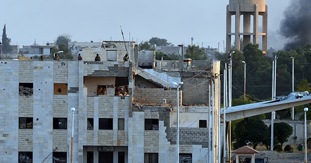 Tel Abyad&#039;da terör örgütüne ait bez parçaları ve posterler kaldırılıyor