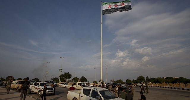 Tel Abyad&#039;ın güneyine &#039;Suriye Devrim Bayrağı&#039; asıldı