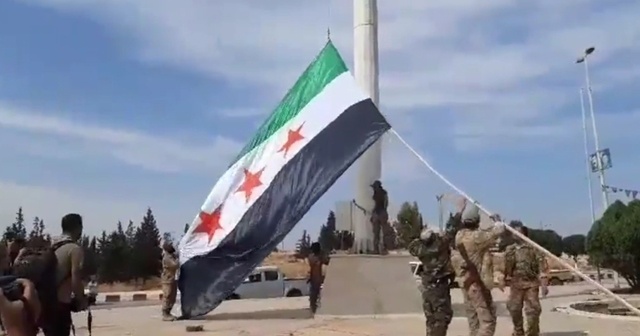 Tel Abyad merkezine Suriye Milli Ordusu bayrağı çekildi