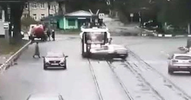 Telefonda konuştuğu kişiye kızınca aracıyla yayaları ezdi