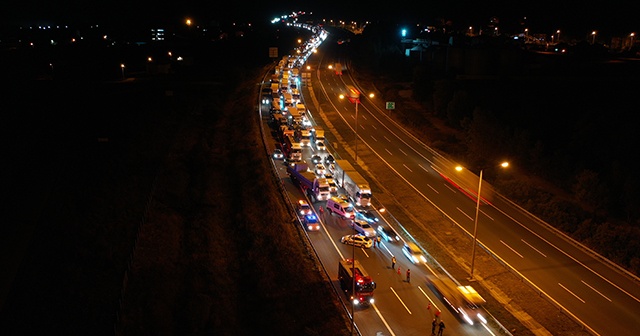 TEM’de dorsesi yanan ip yüklü tır otoyolu trafiğe kapattı