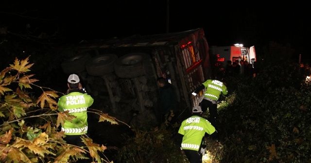 Tır iki otomobile çarptı, şarampole uçtu: 1 ölü