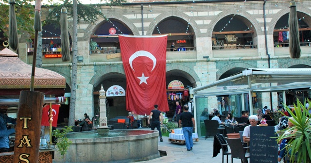 Tokatlı esnaf iş yerlerini bayraklarla donattı