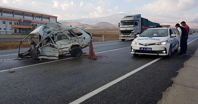 Trafik kazasında araç 2&#039;ye bölündü!