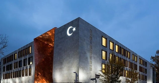 Türkiye'nin Berlin Büyükelçiliği'ne ait diplomatik plakalı araç kundaklandı