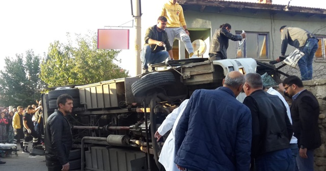 Uşak’ta işçileri taşıyan servis aracı devrildi: 10’nun üzerinde yaralı