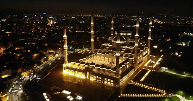 Vatandaşlar Mehmetçik için Çamlıca Camii’ne koştu