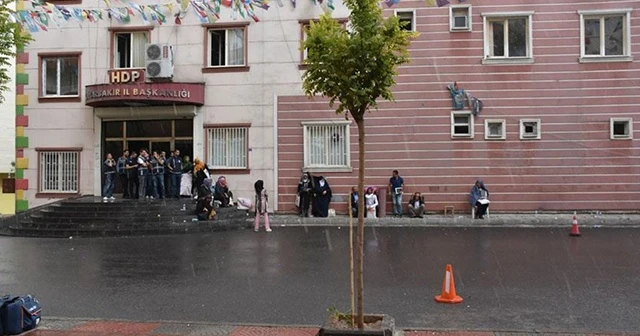 Yağmura rağmen evlat nöbetini sürdürdüler