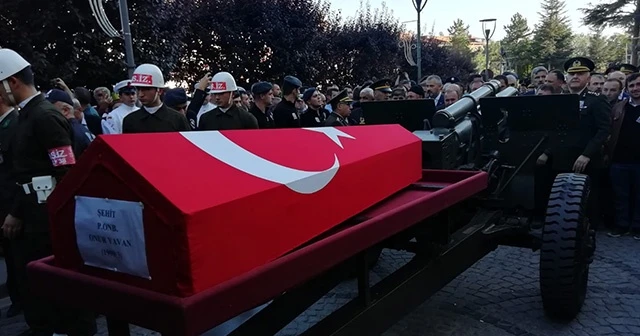 Yıldırım düşmesi sonucu şehit olan asker toprağa verildi