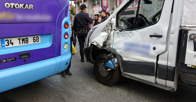 Yolcu dolu minibüs önce kamyonete ardından duvara çaptı: 2 yaralı