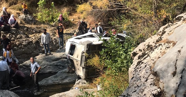 Yolcu minibüsü devrildi: Ölü ve yaralılar var